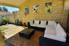 Comfortable 2 Bedroom With Serene Garden