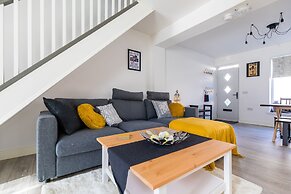 The Hollywood Beautiful 3 Bedroom House