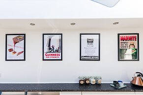 The Hollywood Beautiful 3 Bedroom House