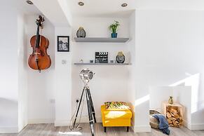 The Hollywood Beautiful 3 Bedroom House