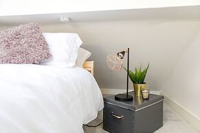 The Hollywood Beautiful 3 Bedroom House