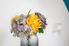 The Hollywood Beautiful 3 Bedroom House