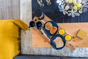 The Hollywood Beautiful 3 Bedroom House