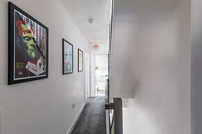 The Hollywood Beautiful 3 Bedroom House