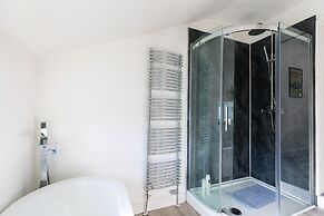 The Hollywood Beautiful 3 Bedroom House