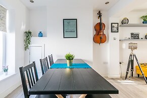 The Hollywood Beautiful 3 Bedroom House