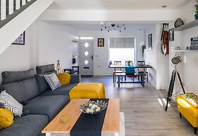 The Hollywood Beautiful 3 Bedroom House