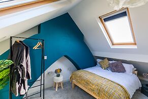 The Hollywood Beautiful 3 Bedroom House