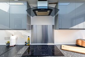 The Hollywood Beautiful 3 Bedroom House