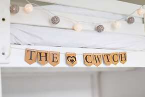 The Hollywood Beautiful 3 Bedroom House