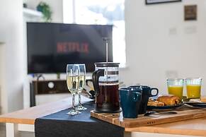 The Hollywood Beautiful 3 Bedroom House