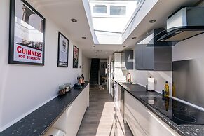 The Hollywood Beautiful 3 Bedroom House