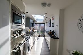 The Hollywood Beautiful 3 Bedroom House