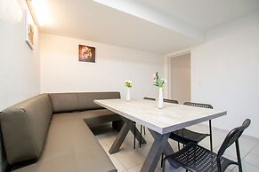 Tolstov-Hotels Convenient 4 Room Apartment