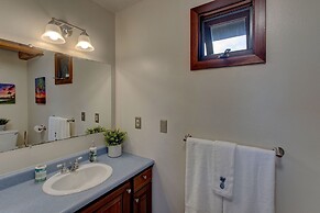 Hale Anuenue Nuku - The Rainbows End 3 Bedroom Home by RedAwning