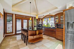 Kapiolani - As Seen On Hgtv 3 Bedroom Home by RedAwning