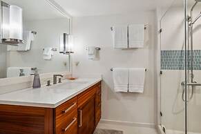 Kapiolani - As Seen On Hgtv 3 Bedroom Home by RedAwning