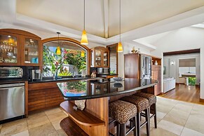 Kapiolani - As Seen On Hgtv 3 Bedroom Home by RedAwning