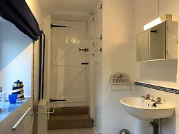 Cottage Sleeps3-fireplace-balcony-garden-mountain