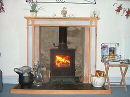Cottage Sleeps3-fireplace-balcony-garden-mountain