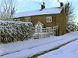Cottage Sleeps3-fireplace-balcony-garden-mountain