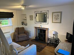 Cottage Sleeps3-fireplace-balcony-garden-mountain