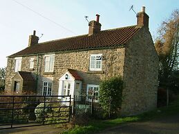 Cottage Sleeps3-fireplace-balcony-garden-mountain