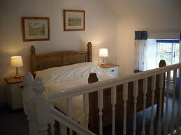 Cottage Sleeps3-fireplace-balcony-garden-mountain