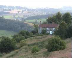 Cottage Sleeps3-fireplace-balcony-garden-mountain