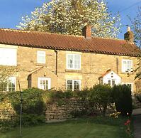 Cottage Sleeps3-fireplace-balcony-garden-mountain