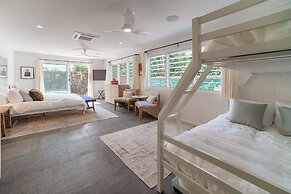 Hanalei Beachfront 3 Bedroom Home by RedAwning