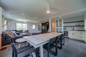 Hanalei Beachfront 3 Bedroom Home by RedAwning