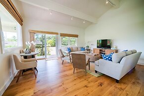 Hale Hoku 5 Bedroom Home by RedAwning