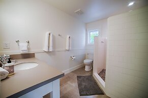 Hale Hoku 5 Bedroom Home by RedAwning