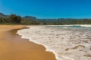 Hale Hoku 5 Bedroom Home by RedAwning