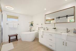 King Hale 4 Bedroom Home by RedAwning