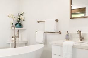 King Hale 4 Bedroom Home by RedAwning