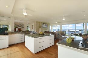 King Hale 4 Bedroom Home by RedAwning