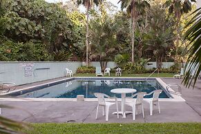 Maluhia Kahakai 2 Bedroom Condo by RedAwning