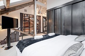Skyline Water Front Penthouse Apartment