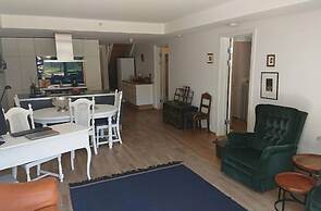 StayPlus Apt in Trendy Area Balcony