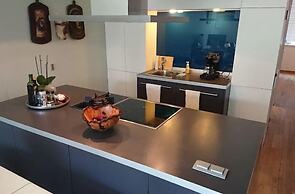 StayPlus Apt in Trendy Area Balcony