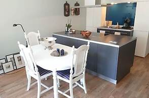 StayPlus Apt in Trendy Area Balcony