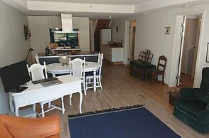 StayPlus Apt in Trendy Area Balcony