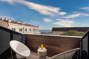 The Ivens, Autograph Collection