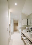 The Ivens, Autograph Collection