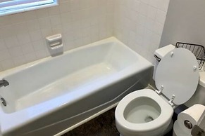 Private Bedroom Suite - Communal House near Integris Private