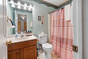 Mountain Dew - 2 Bedrooms, 2 Baths, Sleeps 4 Cabin by RedAwning