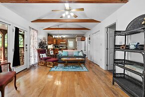 Mountain Dew - 2 Bedrooms, 2 Baths, Sleeps 4 Cabin by RedAwning