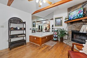 Mountain Dew - 2 Bedrooms, 2 Baths, Sleeps 4 Cabin by RedAwning